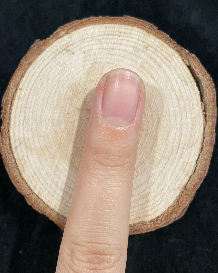 Ein Nagelpinsel verblendet sanft den Übergang zwischen grünem und blauem Gel.