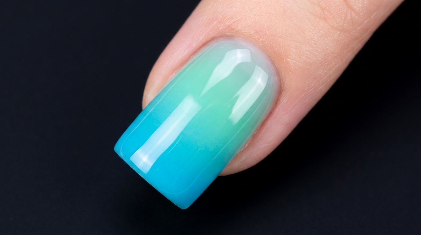 Frische blau-grüne Ombré-Gelnägel – Schritt-für-Schritt-Anleitung