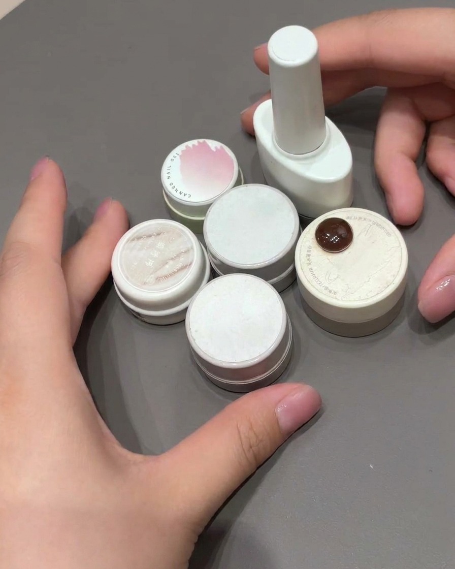 Nahaufnahme eines Nagels, der einen sanften rosa Blush-Effekt-Farbverlauf auf einer hellen Basis zeigt.