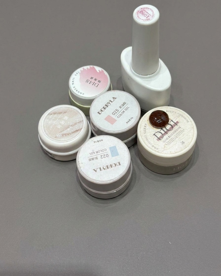 Finger in einer LED-Nagellampe, die ein sanftes blaues Licht ausstrahlt und das Gel aushärtet.