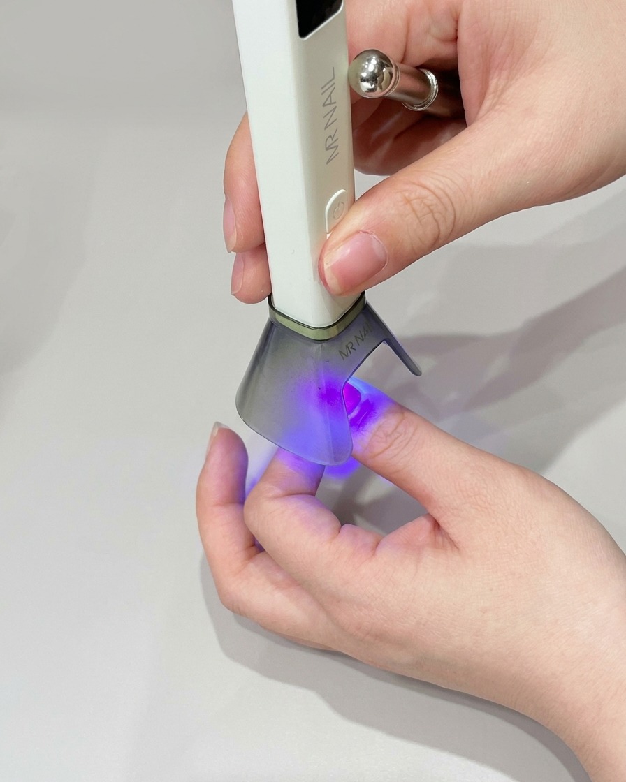 Ein kleiner Make-up-Schwamm trägt grünes Gel auf die Spitze auf, um die Farbe zu verstärken.