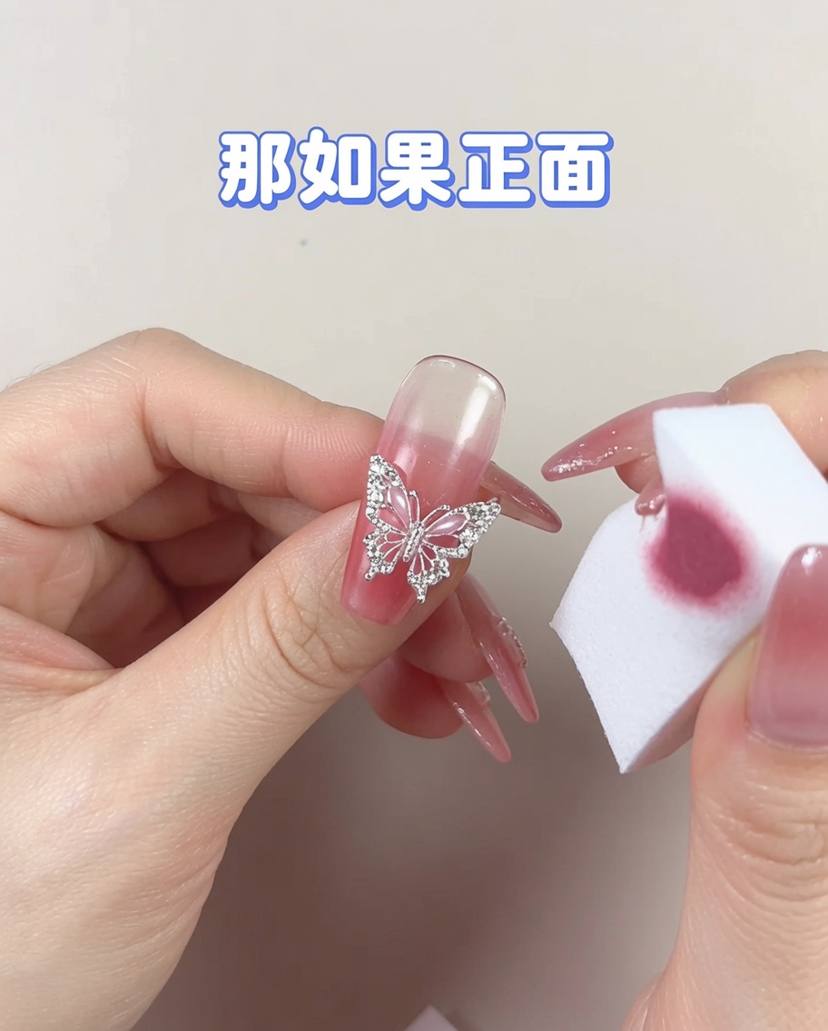Ein sauberer Schwamm glättet eine konzentrierte Stelle von Gel-Nagellack auf einem Nagel.