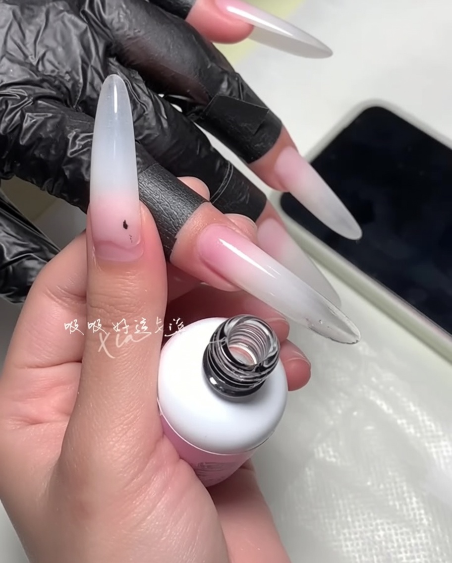 Ein Pinsel wird verwendet, um den Lackrand nahe der Nagelhaut zu verfeinern.