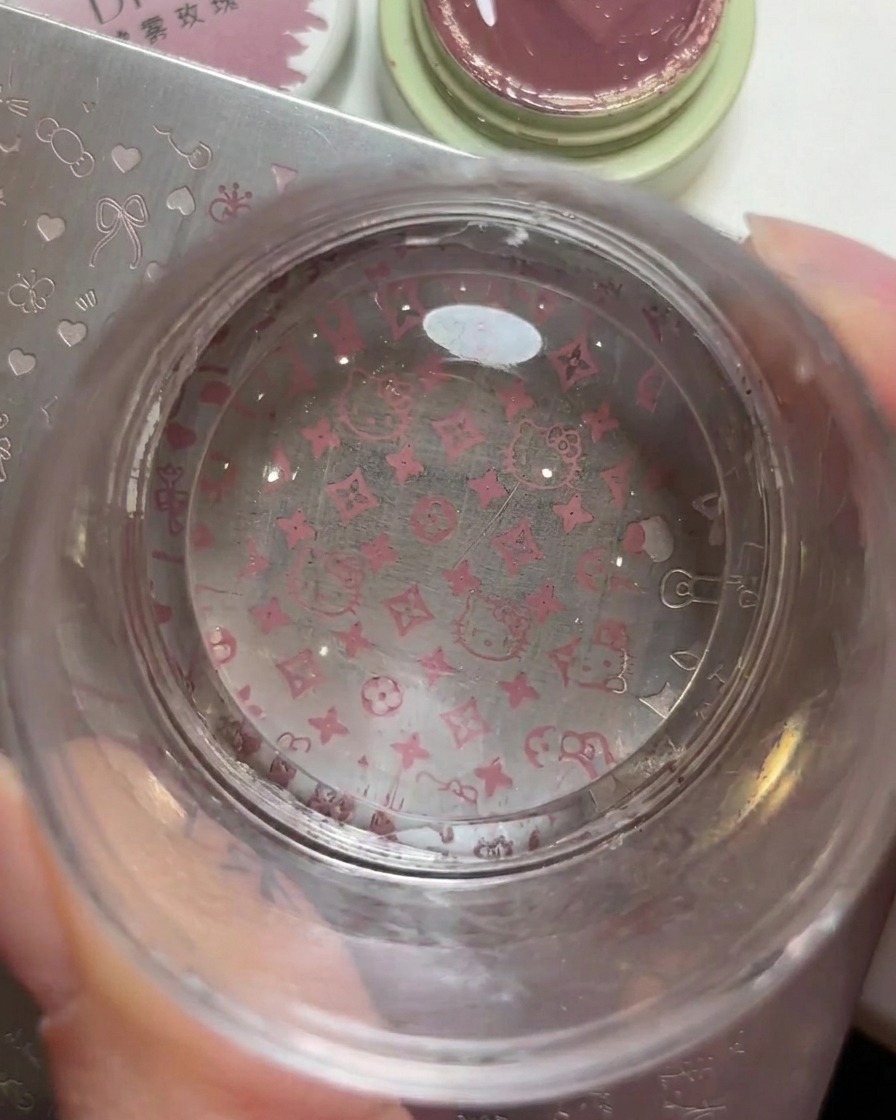 Ein transparenter Jelly-Stamper, der das aufgenommene Hello Kitty und Logo-Muster deutlich zeigt.