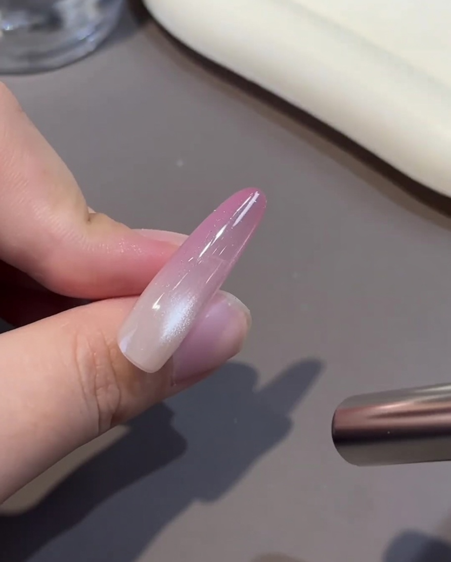 Ein Nagel wird zum Aushärten in eine UV/LED-Lampe platziert.