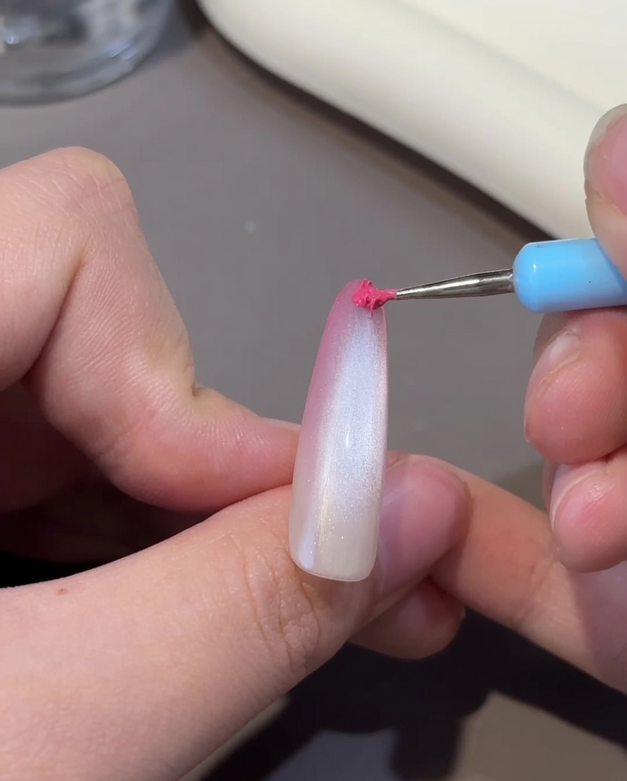 Ein Nagel mit Cat-Eye-Effekt wird in einer UV/LED-Lampe ausgehärtet.