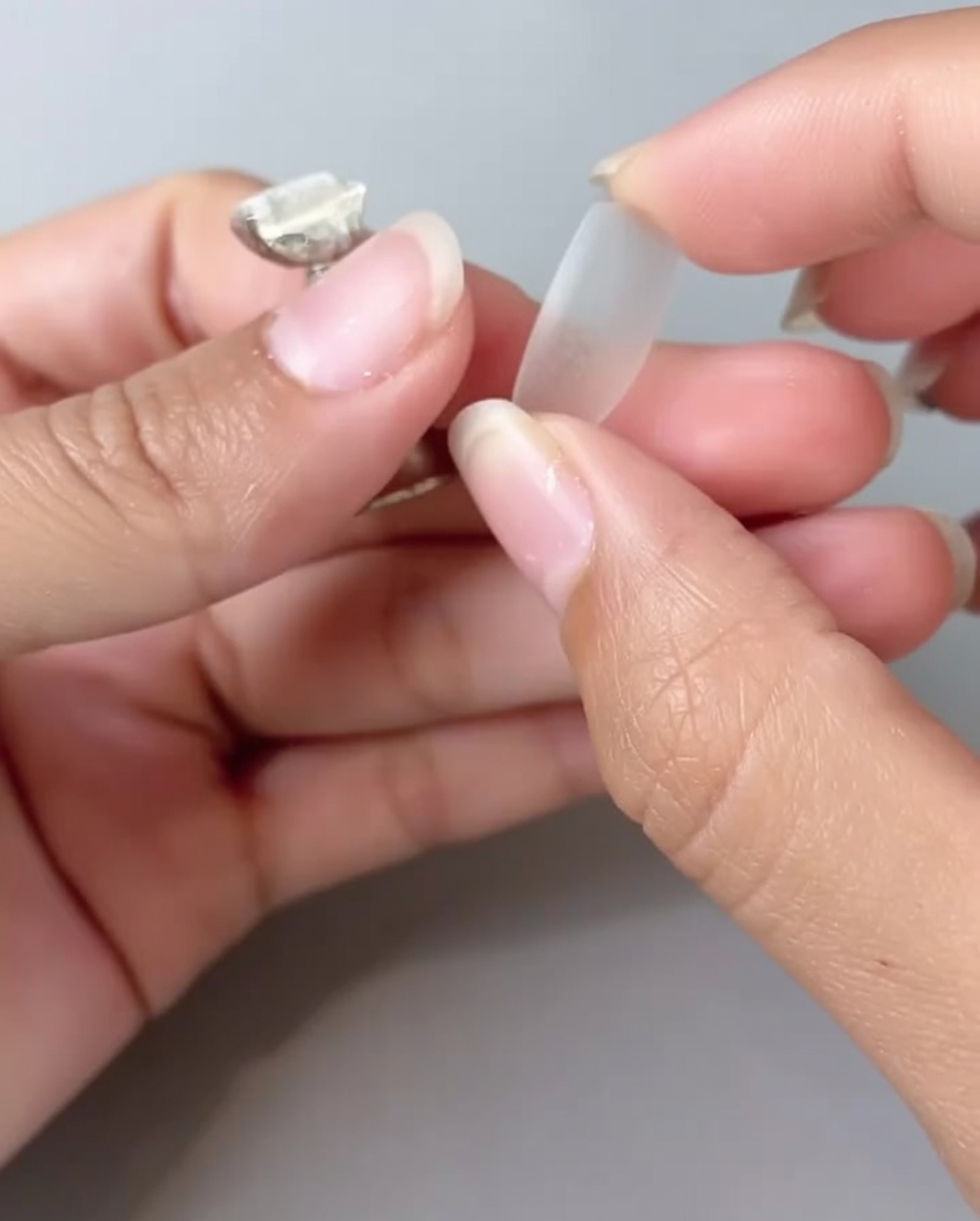 Nahaufnahme, wie ein Fingernagel-Tip gewendet wird, um die Rückseite zu zeigen.