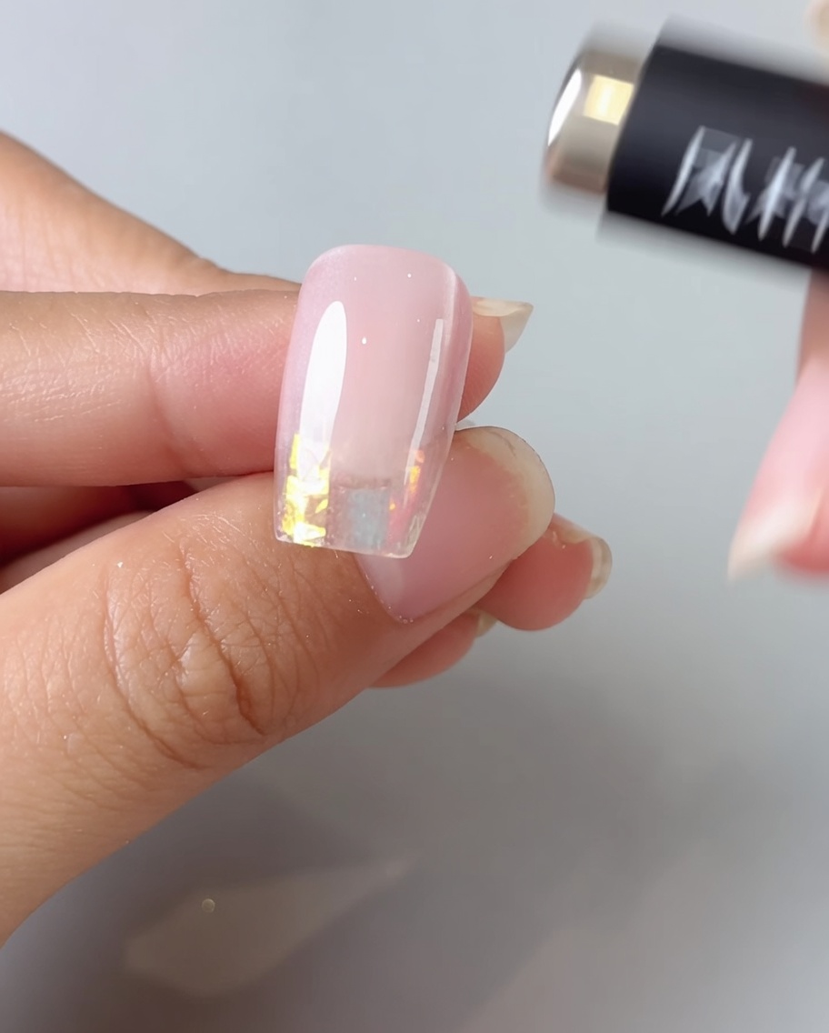 Nahaufnahme der Magnetspitze, die über dem Gel kreist, um ein rundes magnetisches Highlight zu bilden.