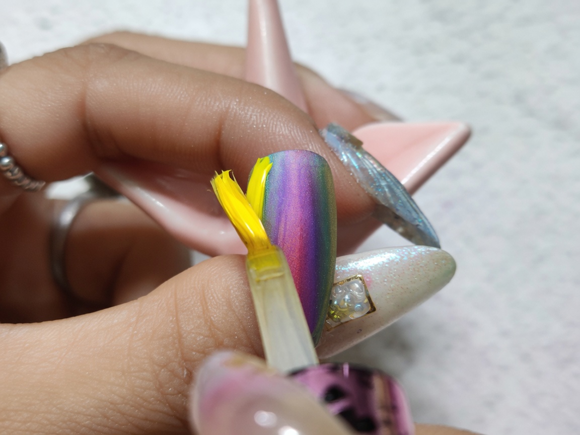 Ein Pinsel trägt einen klaren Glanz-Überlack über das fertige Aquarell-Gradient-Design auf.