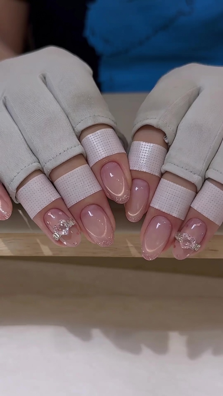 Pinke French Nails mit Cat-Eye-Effekt und Herz-Charms — Tutorial