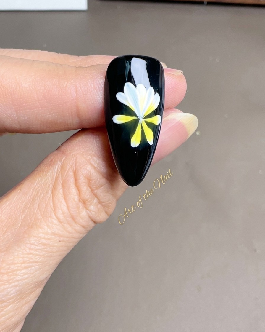 Ein feiner Detailpinsel fügt klare, weiße Blütenblätter über die existierende gelb-weiße Blumenbasis hinzu.