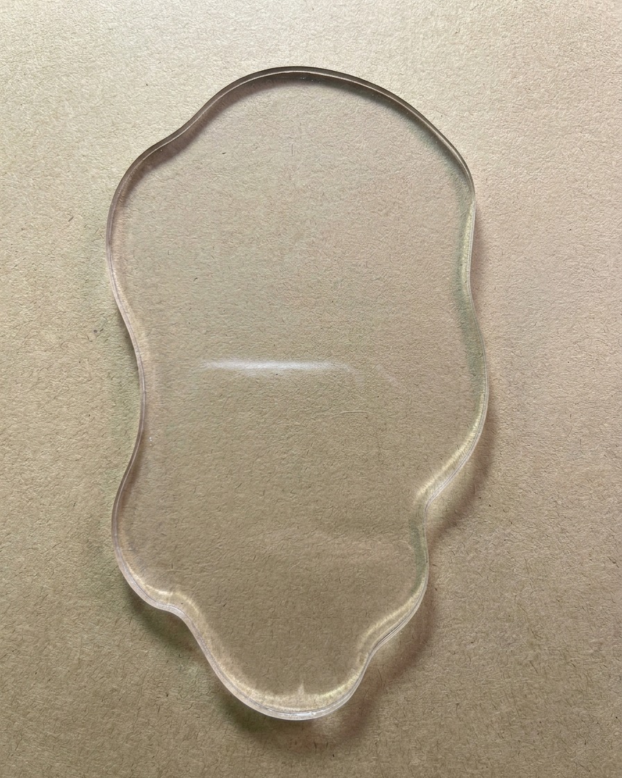 Eine Nahaufnahme der Palette mit einem feinen, achtstrahligen weißen Stern, gezeichnet mit einem Liner-Pinsel.