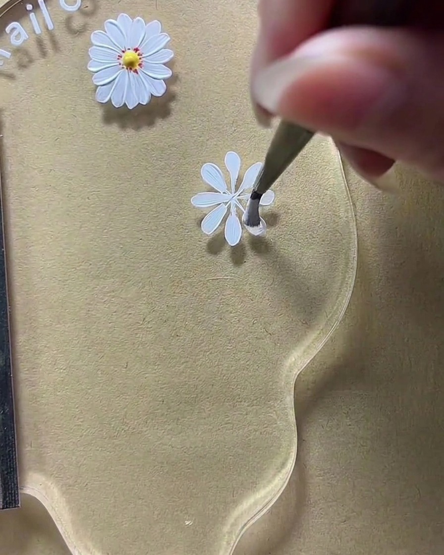 Eine Nahaufnahme zeigt, wie die Blütenblätter auf der Palette verbreitert werden.
