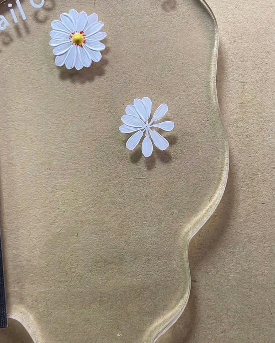 Ein achtblättriges Gänseblümchen-Design wird auf der Palette fertiggestellt.