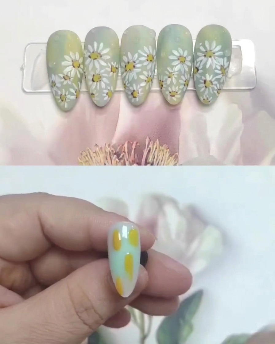 Ein kleines Dotting-Tool beim Setzen gelber Gelpunkte auf den verblendeten Hintergrund.
