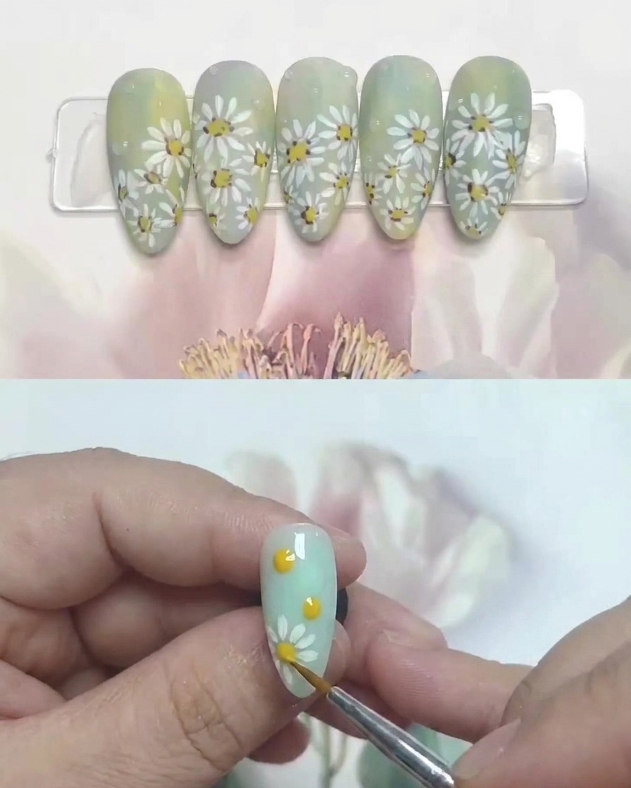 Ein Pinsel beim Auftragen eines matten Top Coats über das fertige Gänseblümchen-Design.