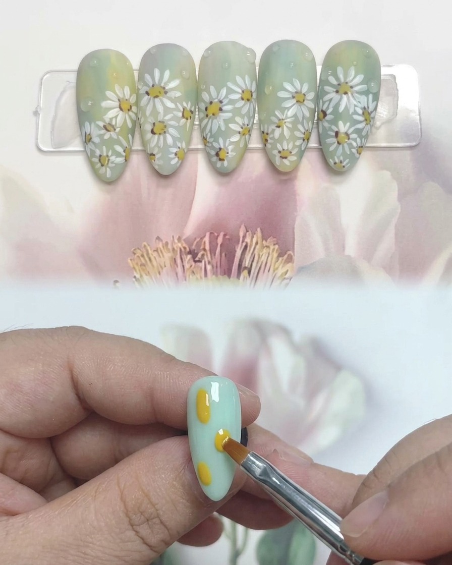 Nahaufnahme einer Hand mit bemalten Nägeln in einer professionellen UV-Nagellampe.