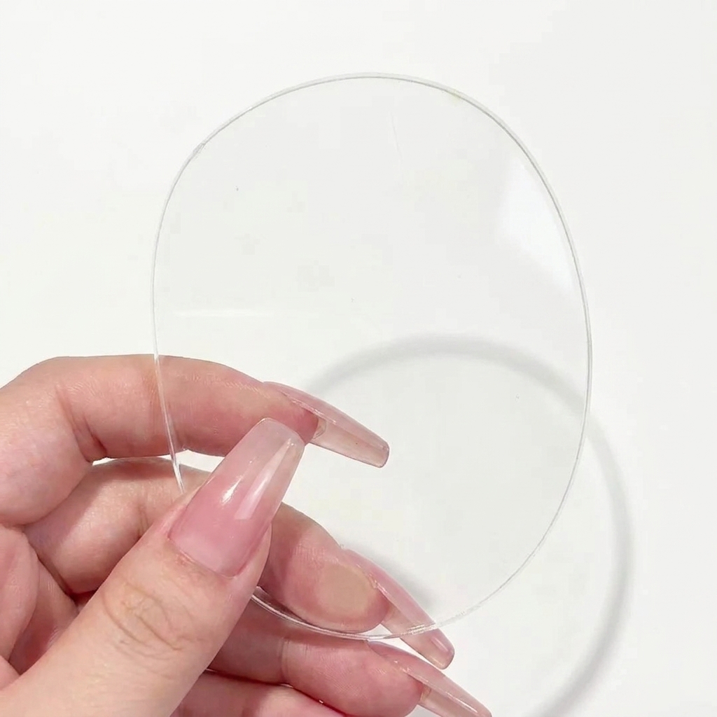 Nahaufnahme eines Liner-Pinsels, der eine horizontale Linie zeichnet, um ein Kreuz auf einer klaren Palette zu bilden.