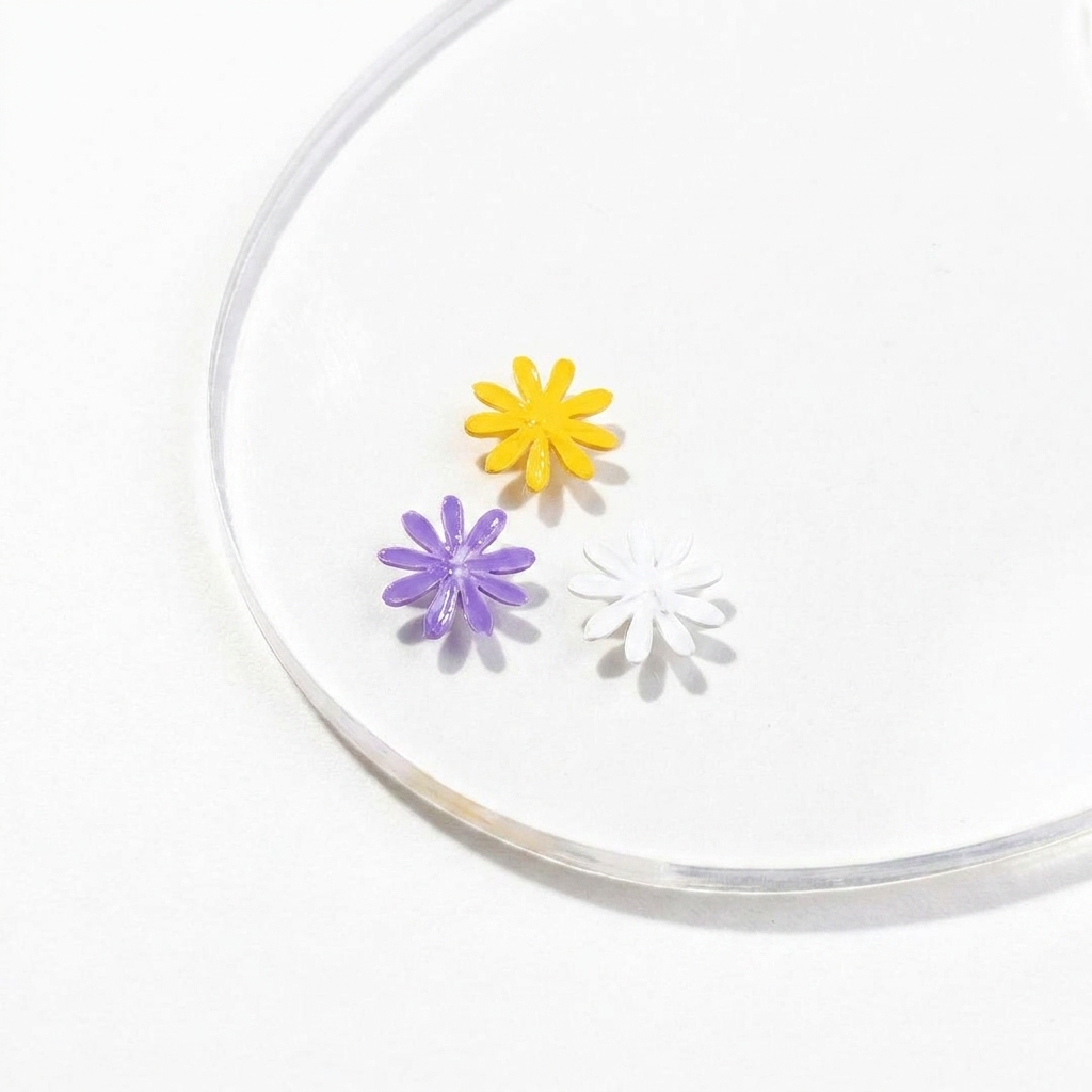 Ein Liner-Pinsel trägt ein viertes violettes Blütenblatt auf das Blumendesign auf der Palette auf.
