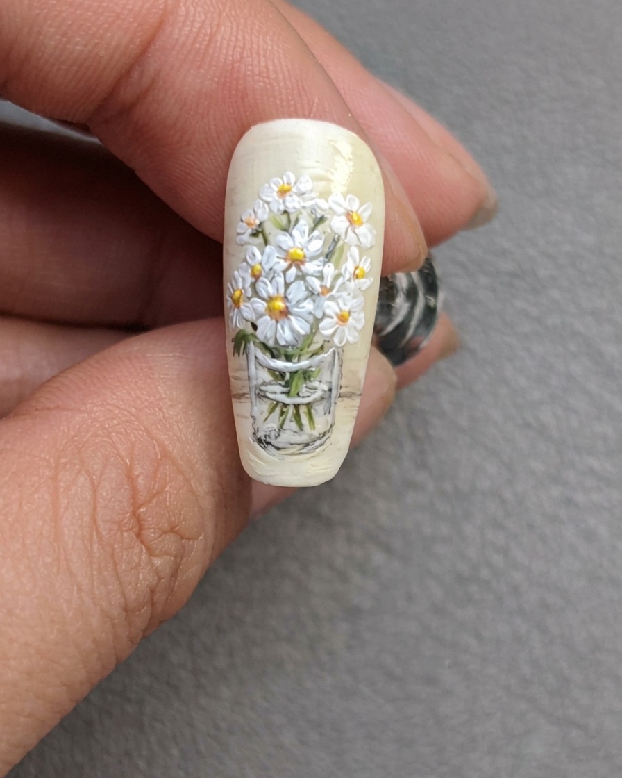 Kleine grüne Blätter werden mit einem Detailpinsel in das Bouquet gesetzt.