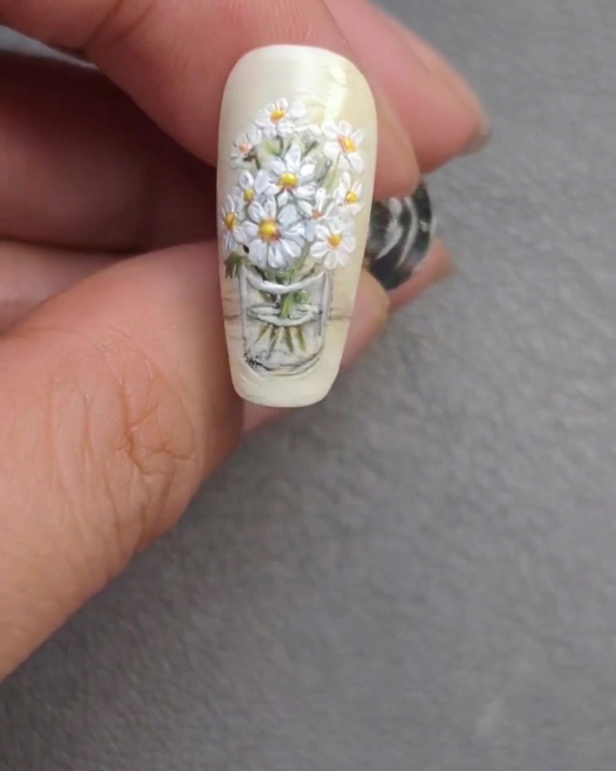 Das fertige Design mit verfeinerten Stielen und hellen Blüten-Highlights.