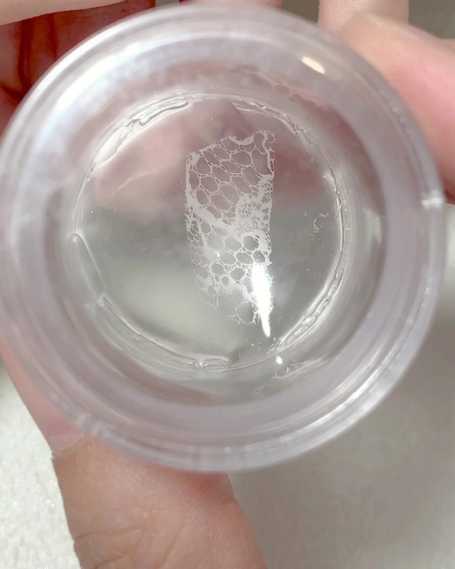 Der Silikonstempel wird auf einen Fingernagel gedrückt, um das Spitzenmuster zu übertragen.