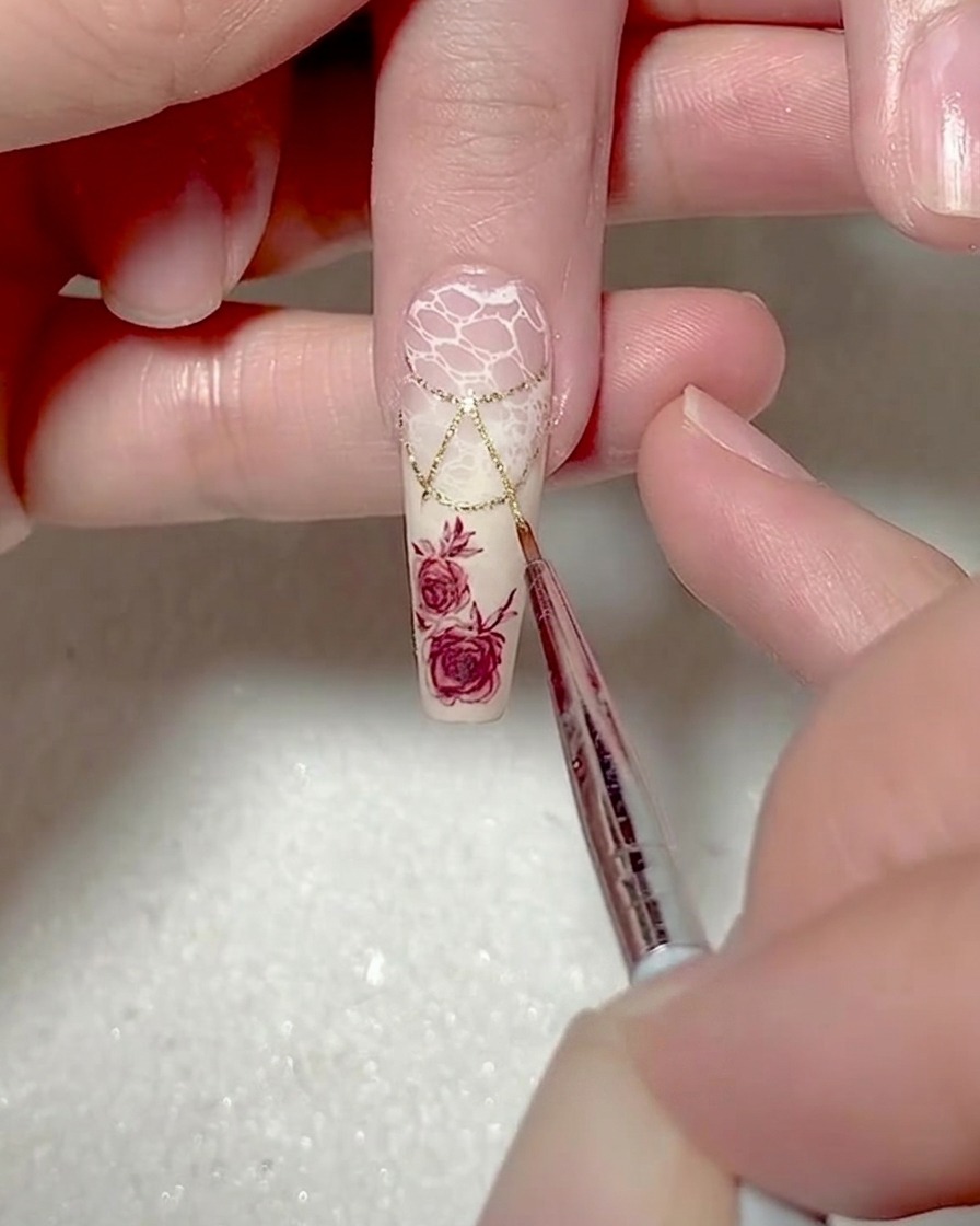 Ein Liner-Pinsel fügt weiße Umrandungen am Dreiecks-Design hinzu.