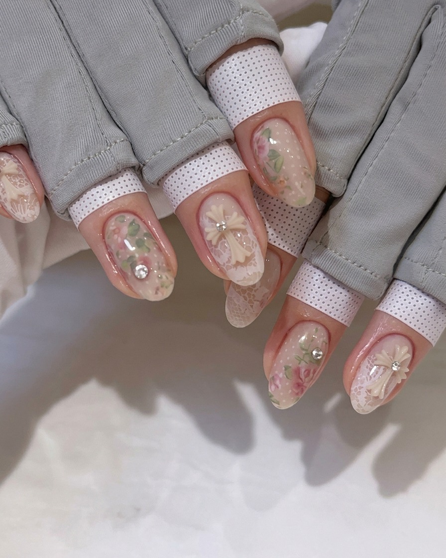 Ein Pinsel trägt einen klaren, glänzenden Top Coat über das detaillierte Nailart-Design auf.