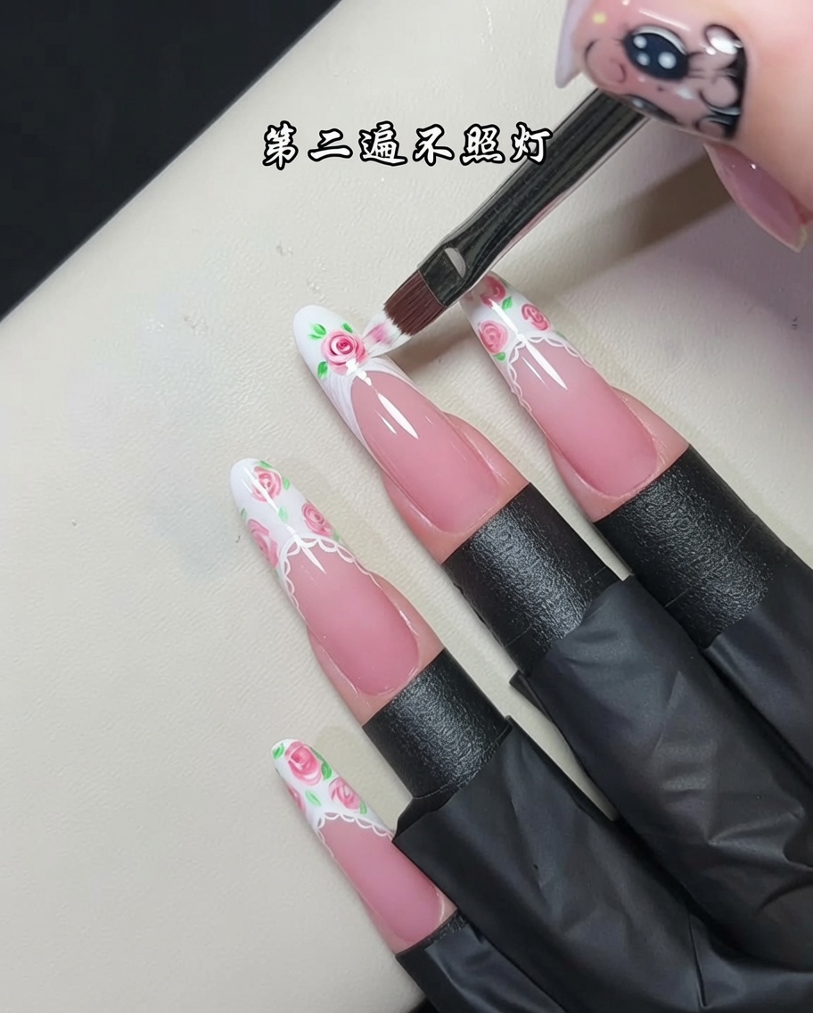 Ein professioneller Nagelpinsel trägt eine frische, nasse Schicht texturiertes weißes Gel auf die Nagelspitze auf.