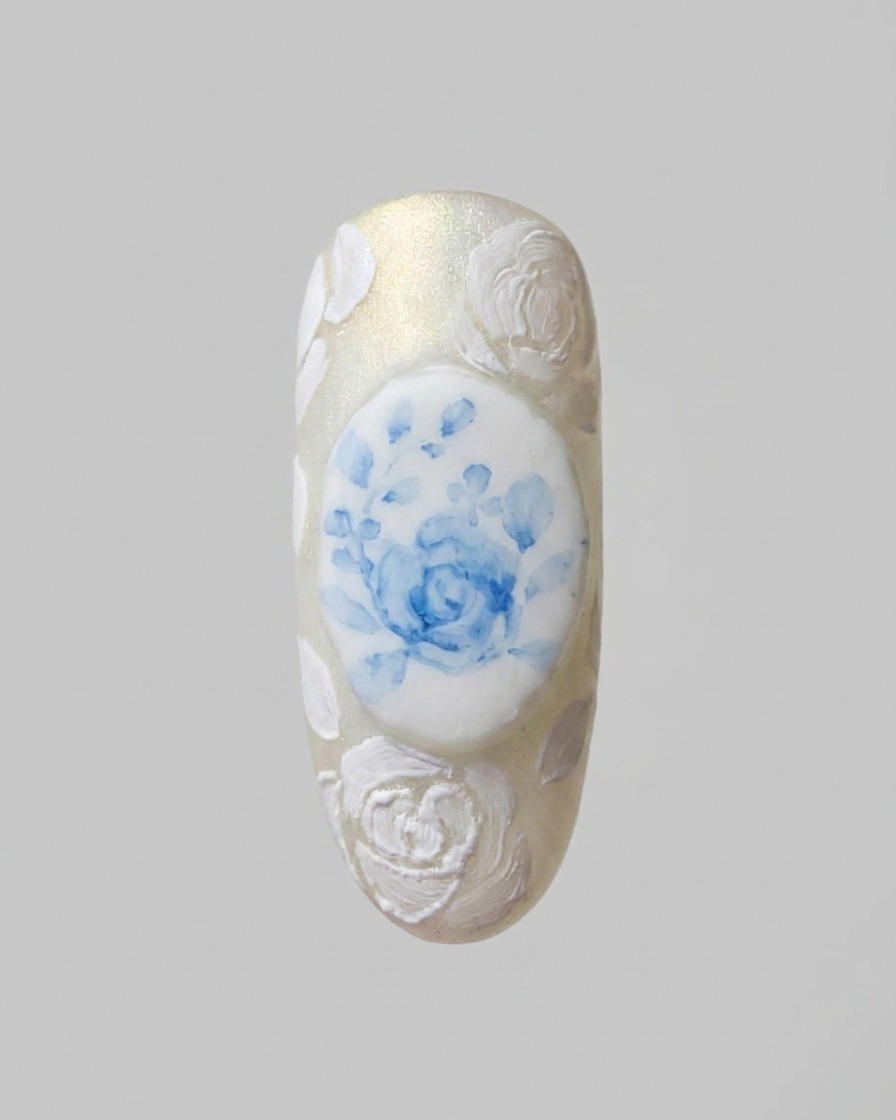 Ein feiner Detail-Pinsel fügt dünne, filigrane weiße Spitzenmuster hinzu, die die 3D-Rosendesigns verbinden.