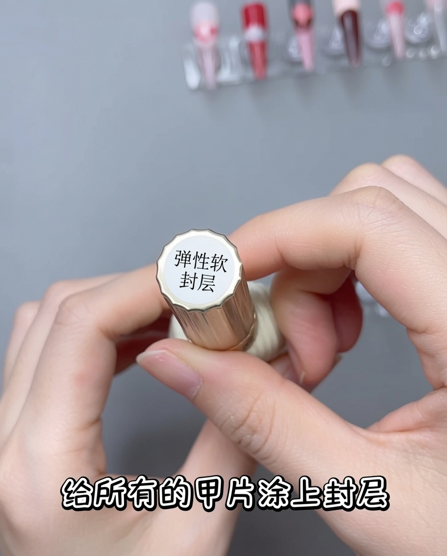 Ein Pinsel trägt eine Schicht klaren, glänzenden Top Coat über einen Nagel mit einem weißen Spitzendesign auf.