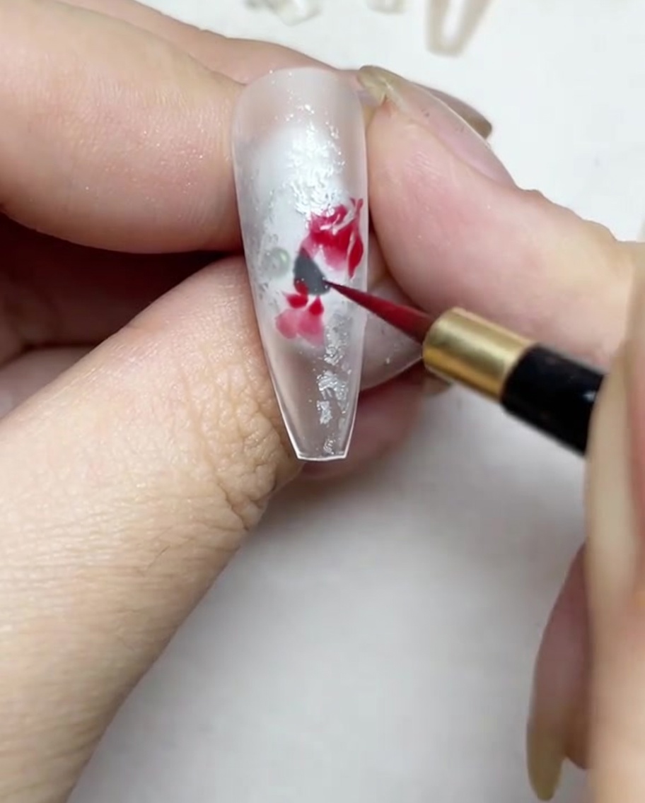 Vertiefung des Zentrums der Aquarell-Rose mit einem dunkleren Rotton.