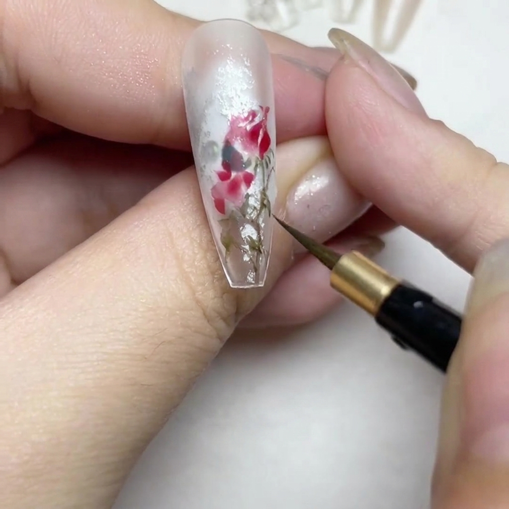 Die Kanten des Rosendesigns werden mit feinen weißen Spitzenlinien detailliert.