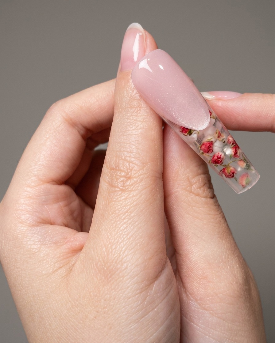 Eine Hand im UV-Nagellichtgerät, die Finger sind deutlich unter dem violetten Licht zu sehen.