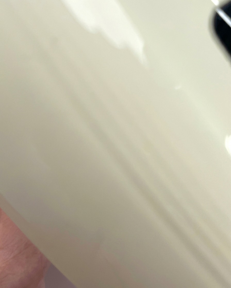 Ansicht einer klaren Nagelspitze, die unter dem violetten Licht einer UV/LED-Nagellampe aushärtet.
