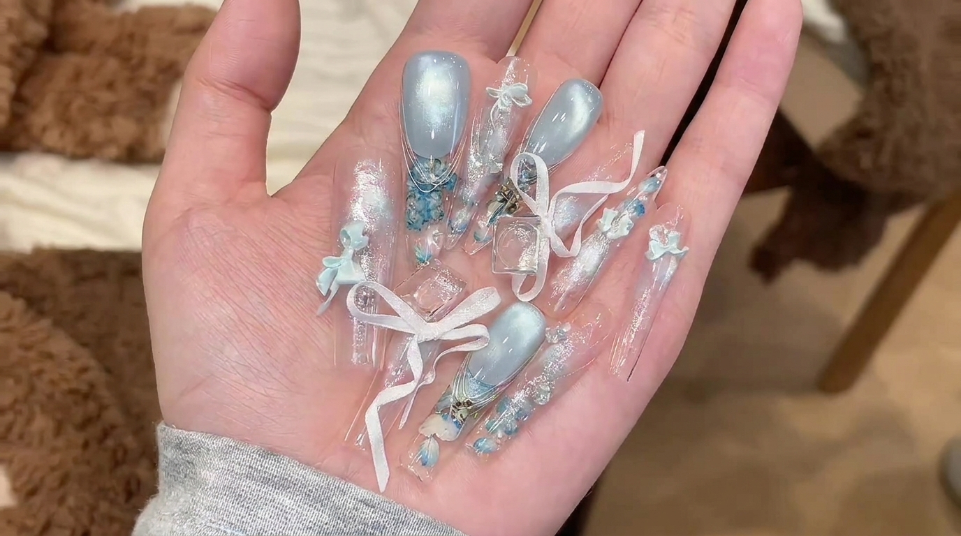 Gletscherblaue Stiletto-Nägel mit eingearbeiteten Trockenblumen — Ein Schritt-für-Schritt Tutorial