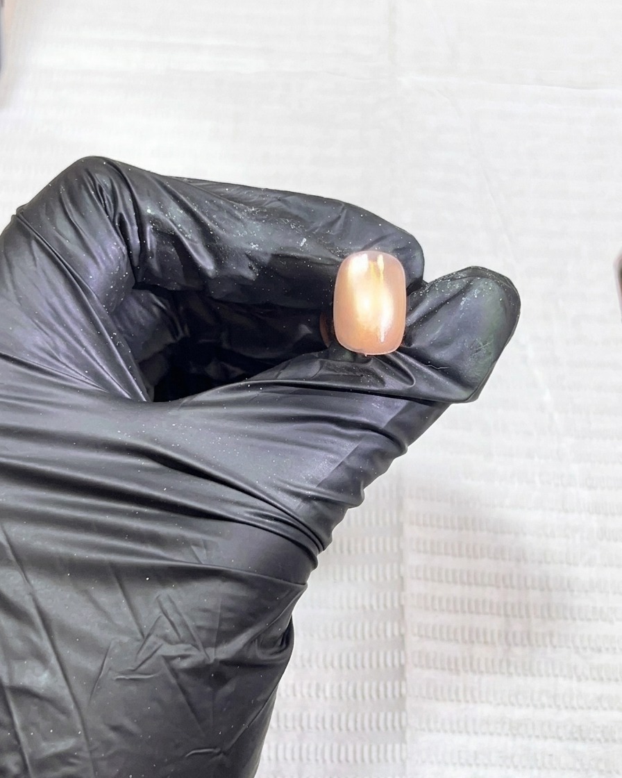Der vorbereitete Nagel wird zur Fixierung des Magneteffekts in eine UV-Lampe geschoben.