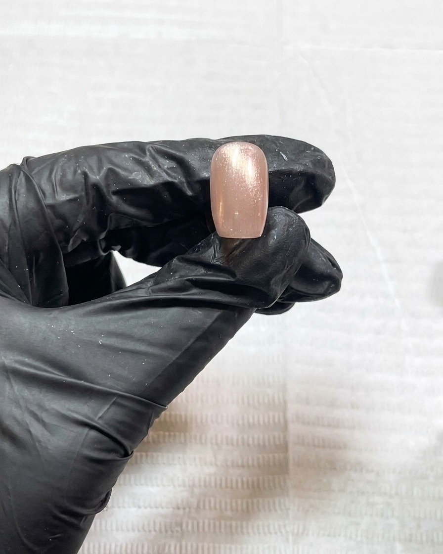 Der matte Überlack härtet für 120 Sekunden unter der UV-Nagellampe aus.