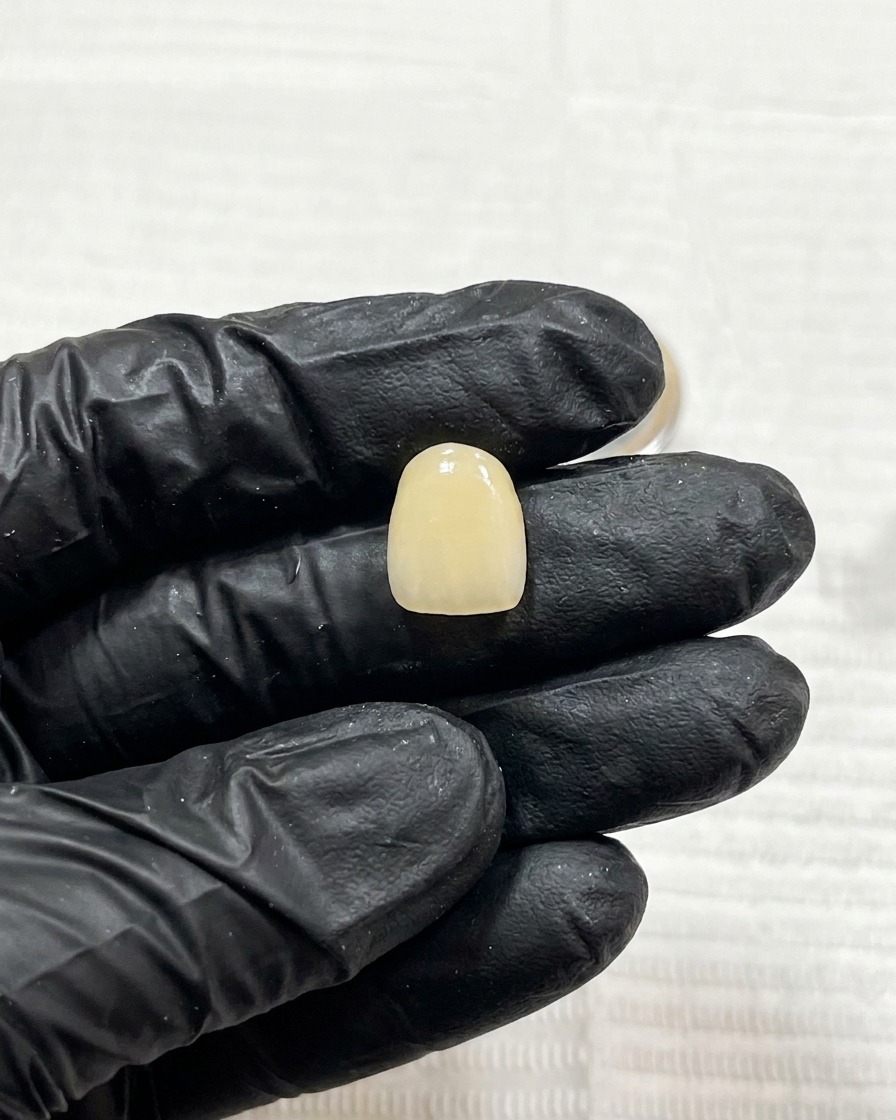 Der Nagel mit den filigranen Gel-Linien wird kurz in einer kompakten LED-Lampe angetrocknet.