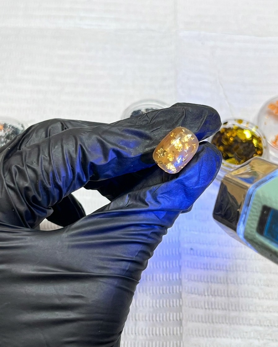 Der aufwendig dekorierte Schmucknagel härtet vollständig unter dem blauen Licht der UV-Lampe aus.
