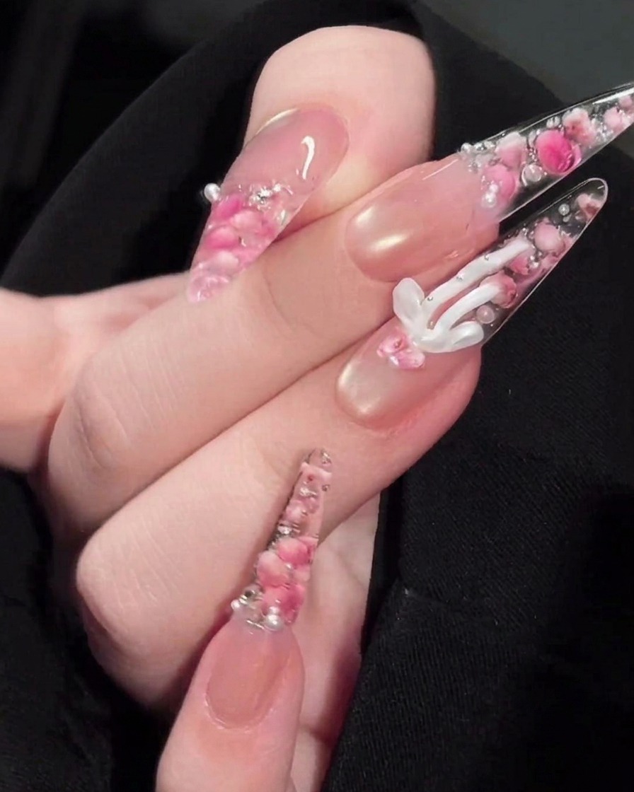 Die Hand befindet sich für den letzten Aushärtungsschritt in einer professionellen UV-Nagellampe.