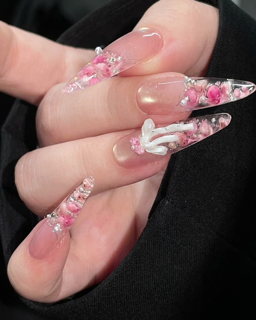 Eine kleine Silikonform mit einer weißen 3D-Schleife aus Gel.