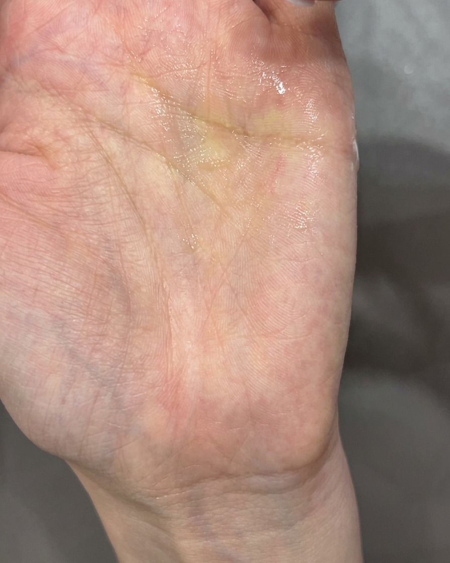 Nahaufnahme eines Nagels mit zwei modellierten weißen Blütenblättern, die zu einer Blüte geformt werden.