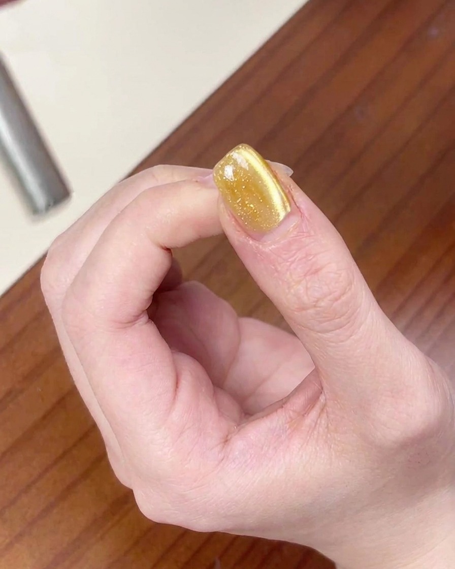Der Magnet wird genutzt, um magnetische Partikel zu einer breiteren Cat-Eye-Schimmerfläche zu ziehen.