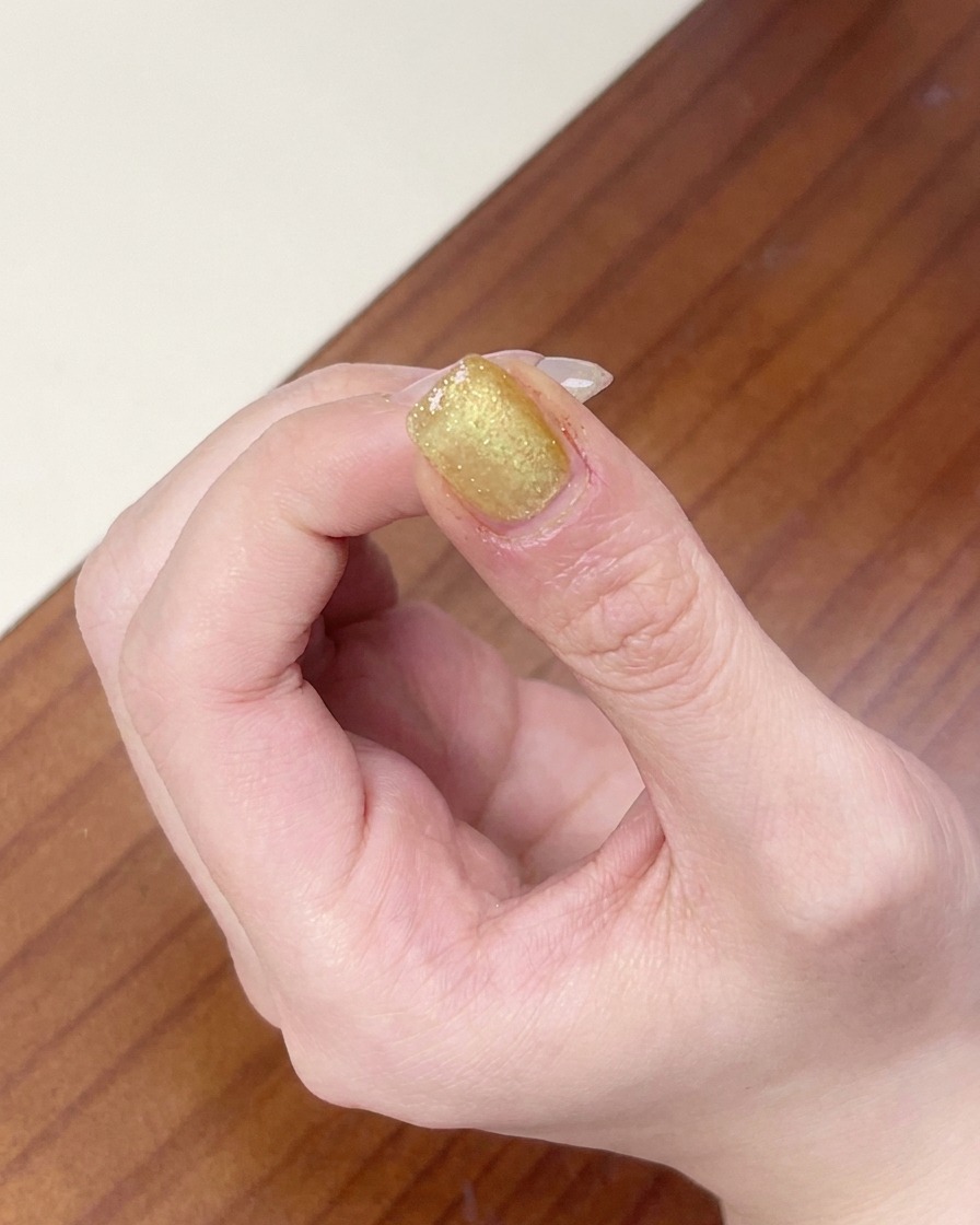 Die kreisförmige Bewegung mit dem Magneten erzeugt einen runden, perlenartigen Cat-Eye-Effekt auf dem Nagel.