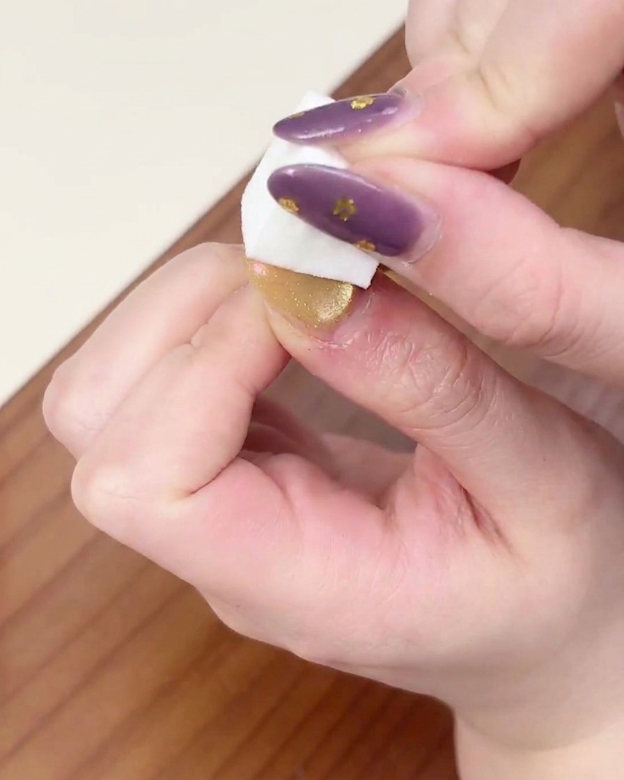 Handpositionierung unter einer professionellen UV/LED-Lampe zum Aushärten des Ombré-Gel-Verlaufs.