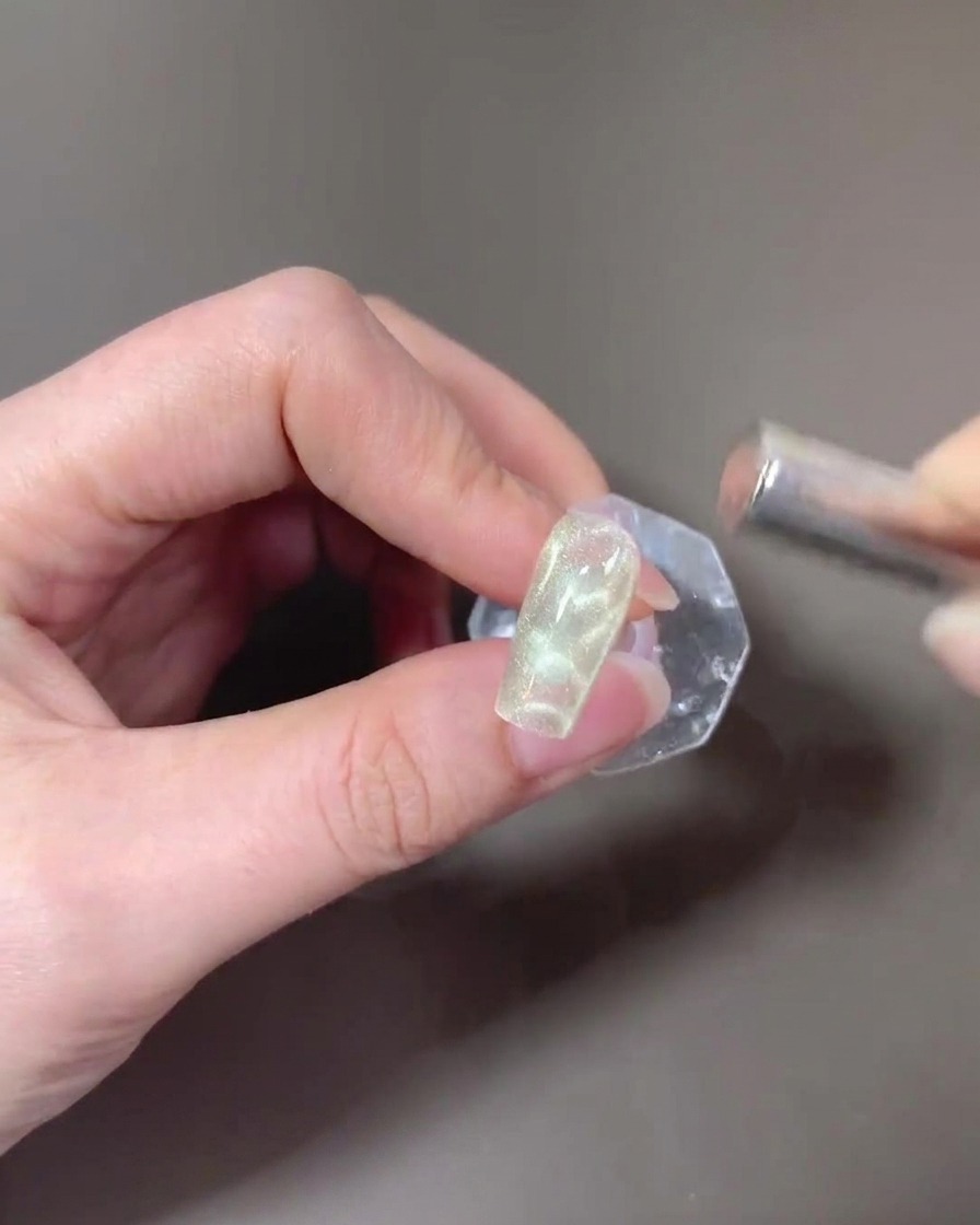 Ein rechteckiger Magnet wird verwendet, um ein breites Cat-Eye-Licht auf der zweiten Gelschicht zu formen.