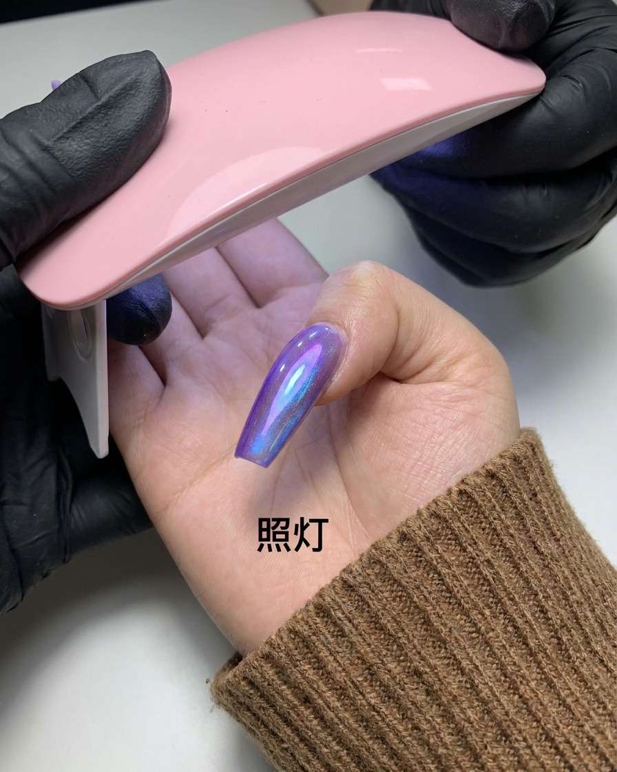 Ein Finger mit dem fertigen magnetischen Cat-Eye-Muster wird unter eine kleine pinke UV/LED-Nagellampe gehalten.
