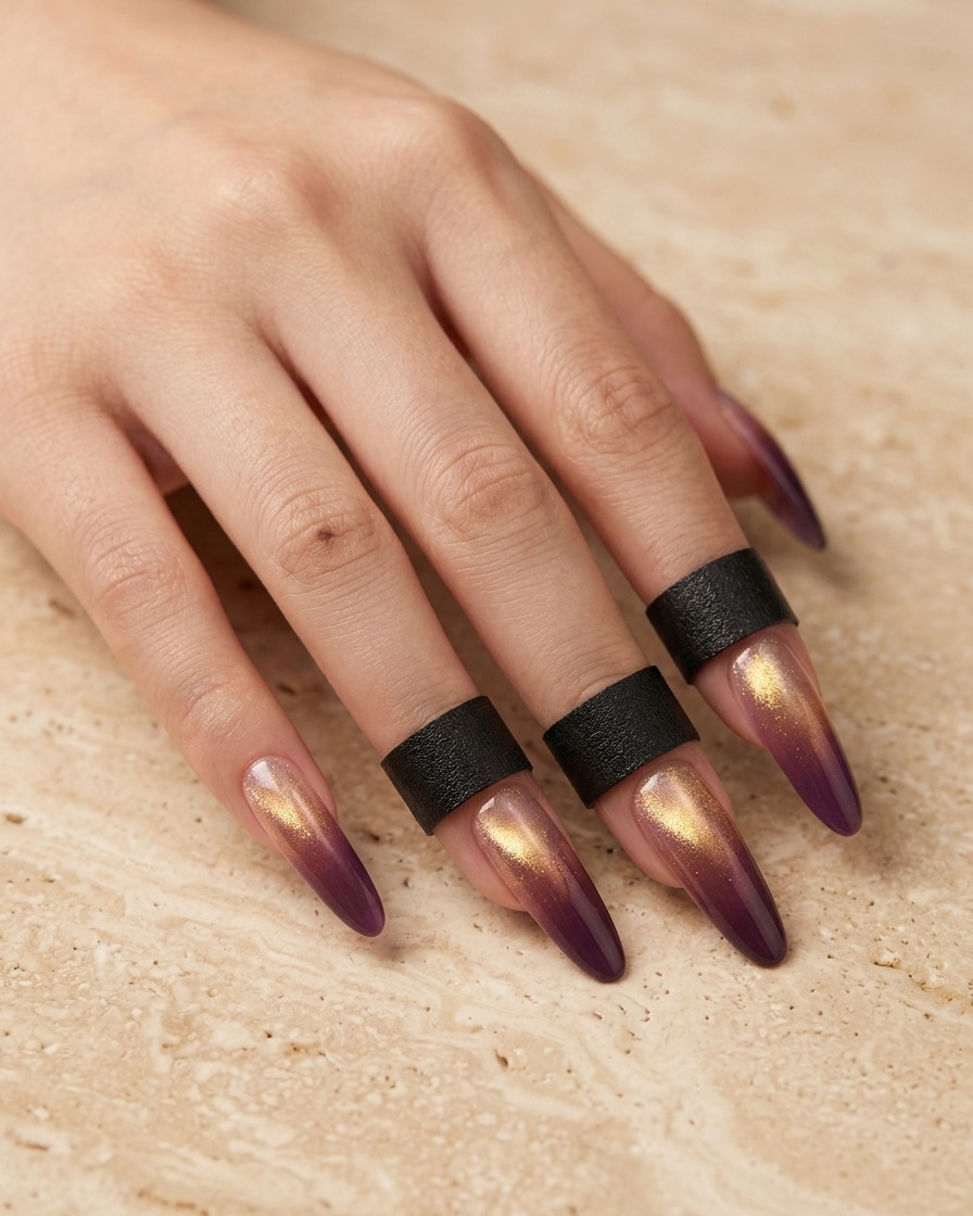 Nahaufnahme eines Pinsels, der eine dünne Schicht violettes Gel auf die Spitze eines klaren, mandelförmigen Nagels aufträgt.