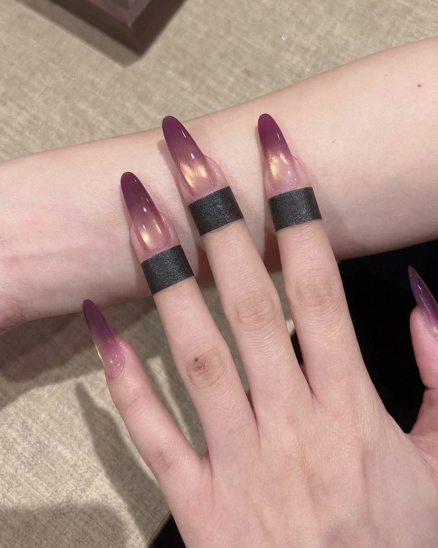 Ein kleiner Make-up-Schwamm wird genutzt, um das violette Gel auf dem Nagel zu tupfen und einen Ombré-Effekt zu erzielen.
